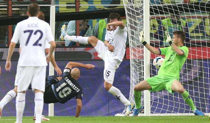 La perla della serata? Il gol di Cambiasso. Ansa